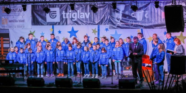 Smučarski tekači in biatlonci ŠD Gorje z novo bundo Givova Olanda